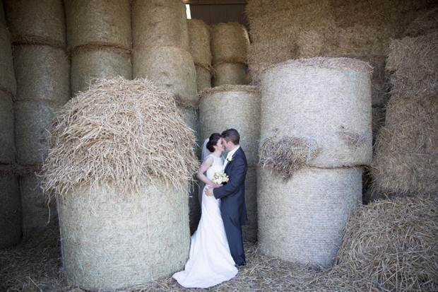 julie_cummins_real-wedding-hay_bales_photos