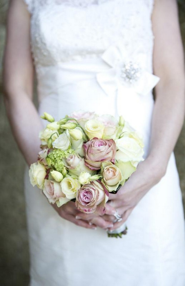 julie_cummins_real-wedding-pink_yellow_rose_bouquet