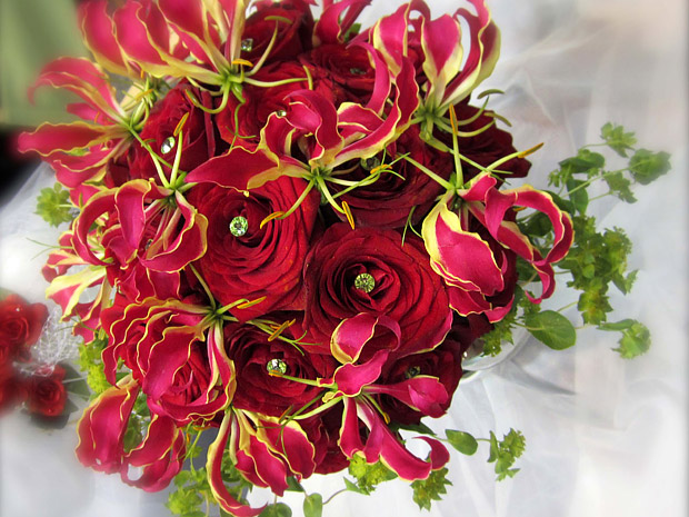 gloriosa-lily-bouquet