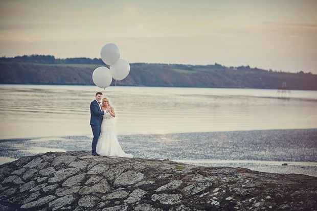 42-oversized-balloons-wedding-photo-sea-grey