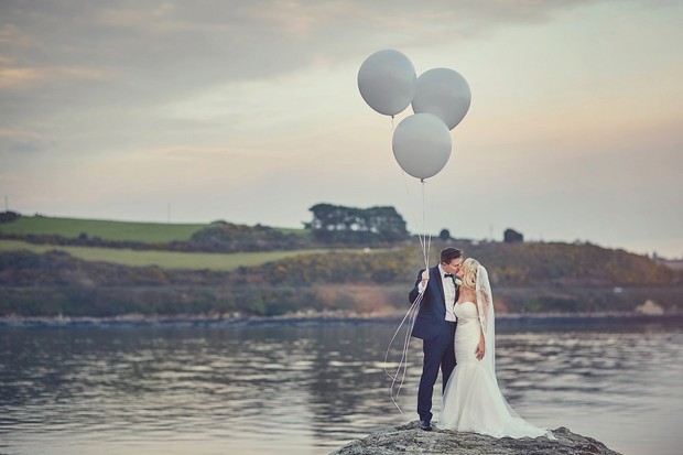 44-oversized-silver-balloons-wedding-photo-outdoors