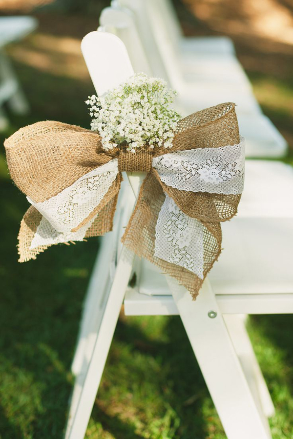 burlap-bow-baby's-breath-pew-ends