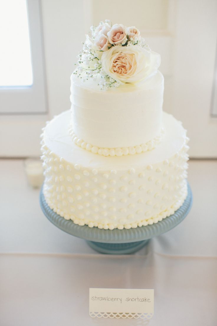 modern_white_Wedding_cake_pearls_strawberry_shortcake