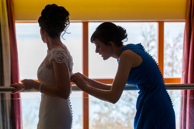 bride-bridesmaid-getting-ready