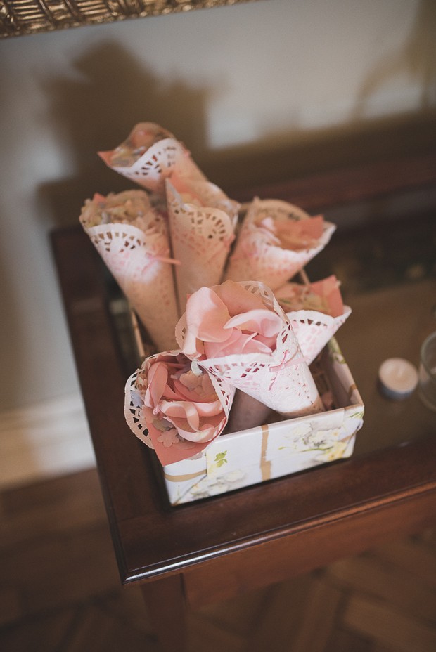 bluch-pink-confetti-cream-cones-guests-ceremony-decor-ideas