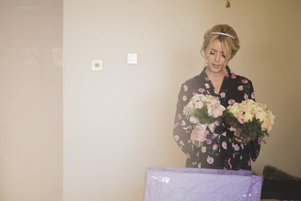 bridesmaid-choosing-wedding-bouquet-morning