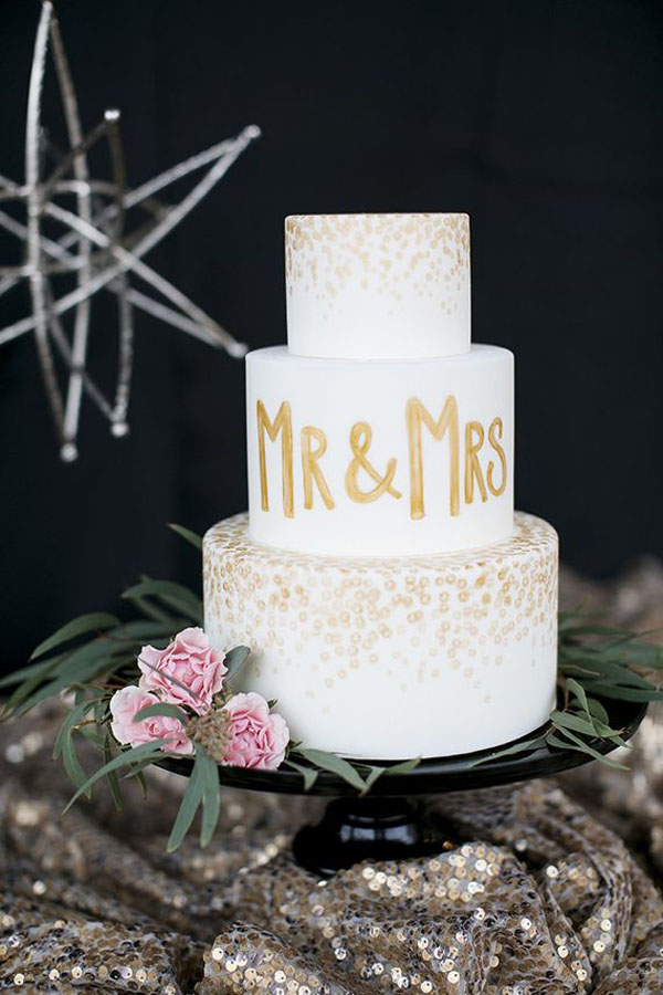 wedding-cake-with-mr-mrs-grafitti