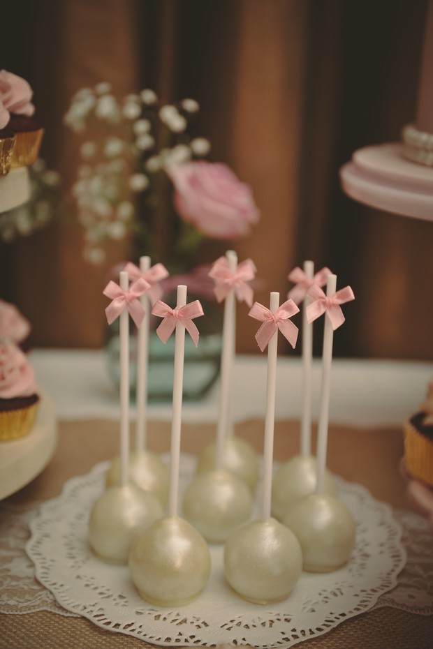 romantic-pink-pearl-white-wedding-dessert-table-cake-pops (1)