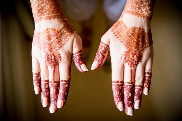 bride-with-henna-tattoo-on-hands-wedding