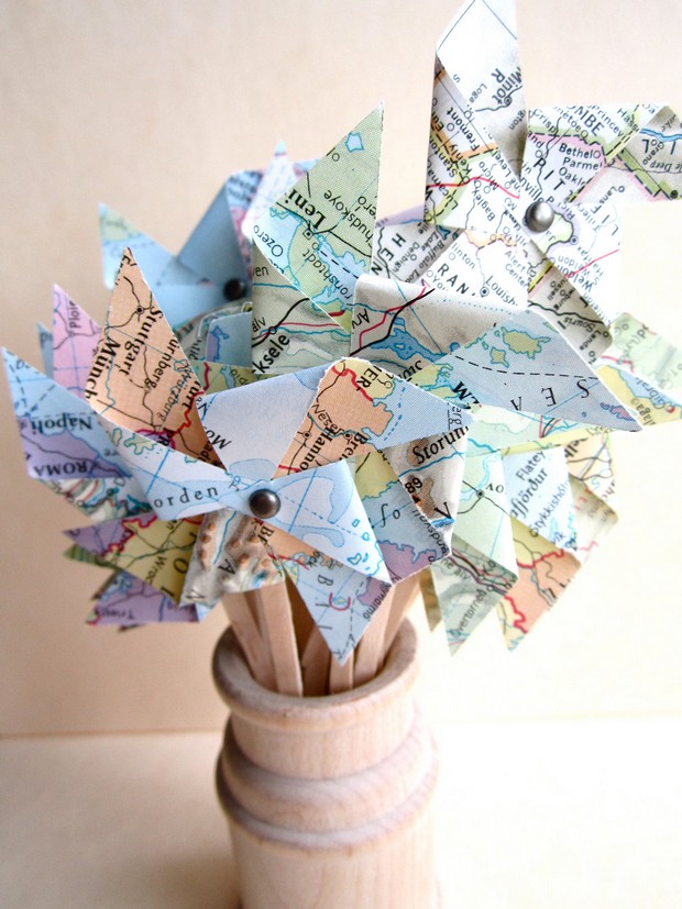 travel-themed-wedding-ideas-cupcake-pinwheel-maps