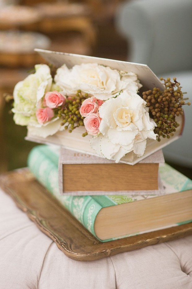 wedding-centerpiece-ideas-vintage-books-rustic-diy