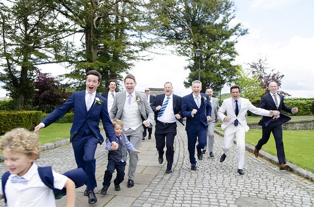 wedding-guests-running-fun-photos