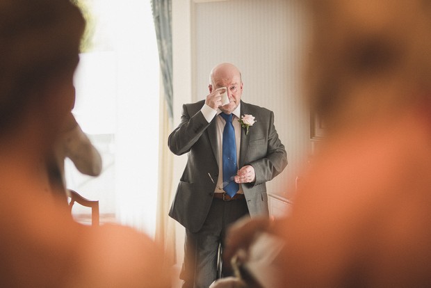 father-of-the-bride-first-look-photo-emotional (1)