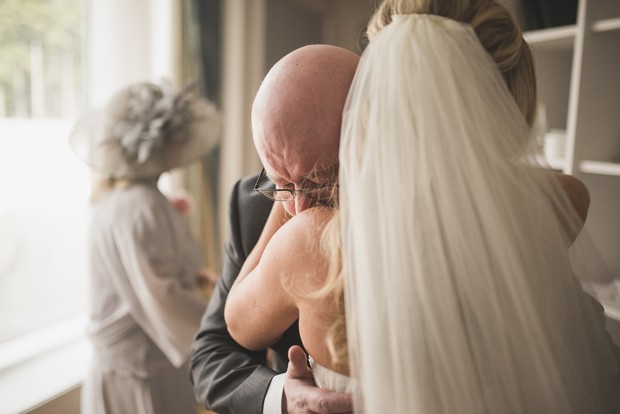 father-of-the-bride-first-look-photo-emotional (3)