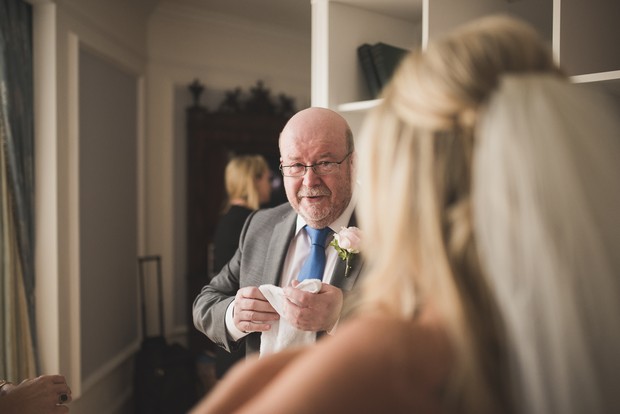 father-of-the-bride-first-look-photo-emotional (4)