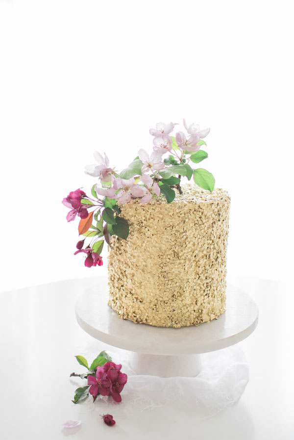 gold_sequin_one_tier_wedding_cake