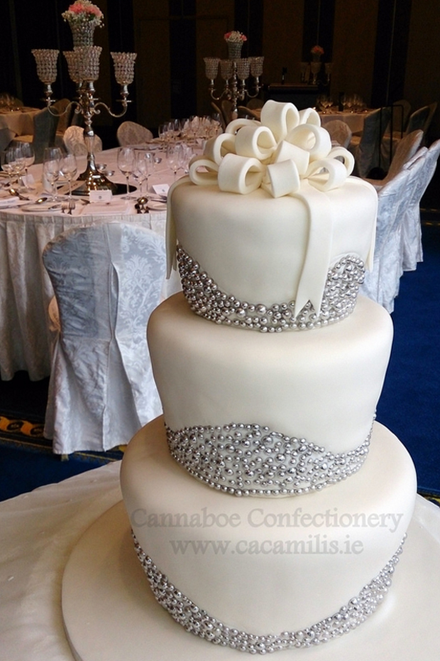 silver-white-beaded-winter-wonderland-wedding-cake