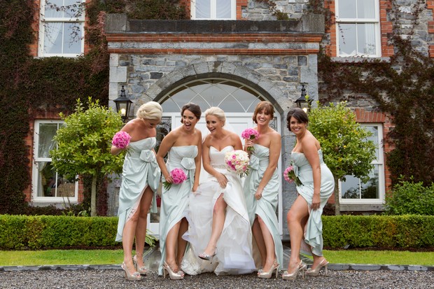 20_Fun_Wedding_Photos_Bridesmaids_Mint_Green_Dresses (1)