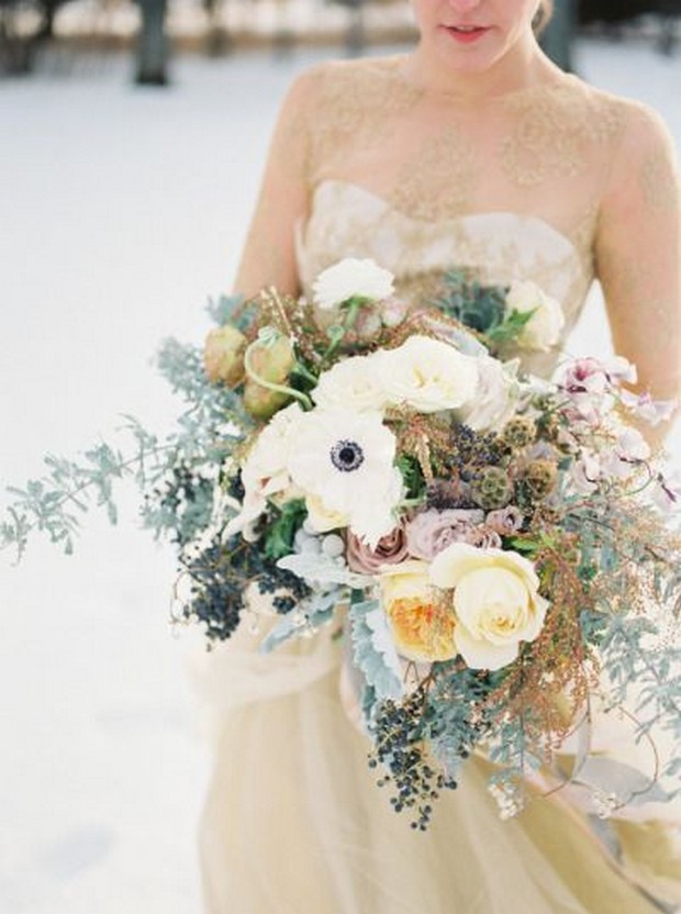 oversized-winter-wedding-bouquet
