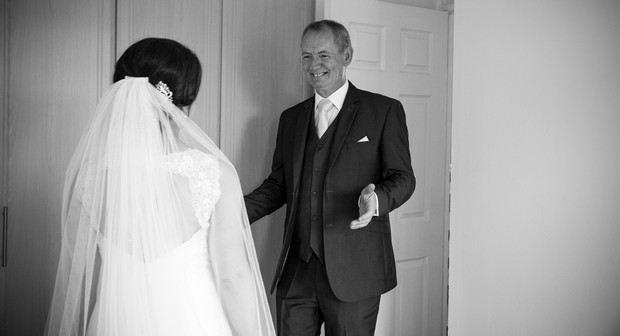 22_father_of_the_bride_firsT_look_wedding_photo_black_white (2)