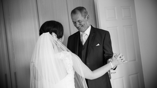 22_father_of_the_bride_firsT_look_wedding_photo_black_white