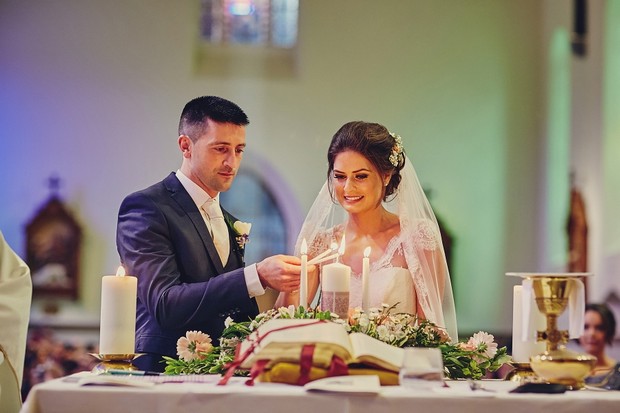 35-Wedding-photography-bride-groom-lighting-candle-church