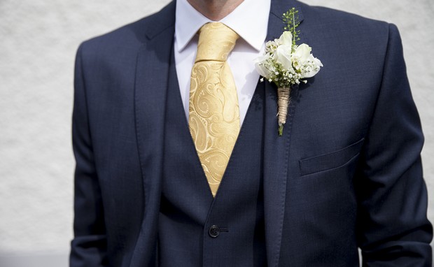 30-grooms-style-yellow-tie-summer-boutonniere