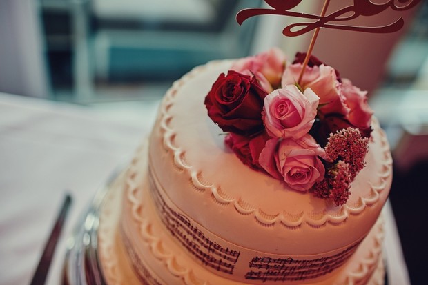 40-music-themed-wedding-cake-stave-ribbon