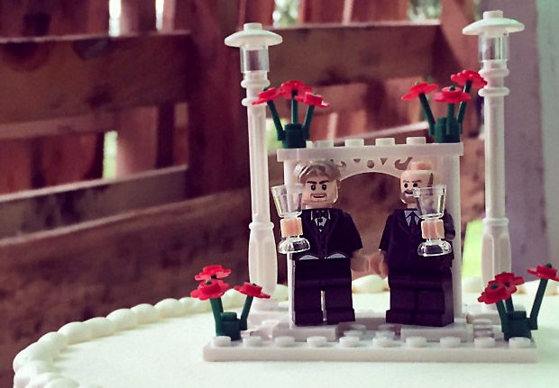 groom-and-groom-lego-cake1