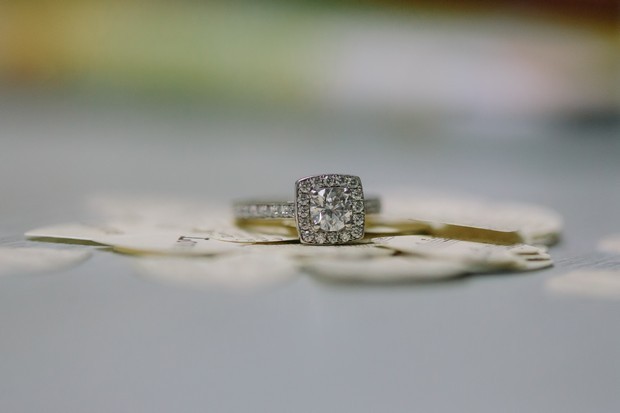 11-Diamant-Square-Set-Cushion-Cut-Engagement-Ring-Unusual