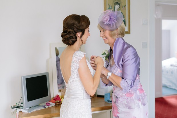 15-Bride-Mother-First-Look-Photo-Home