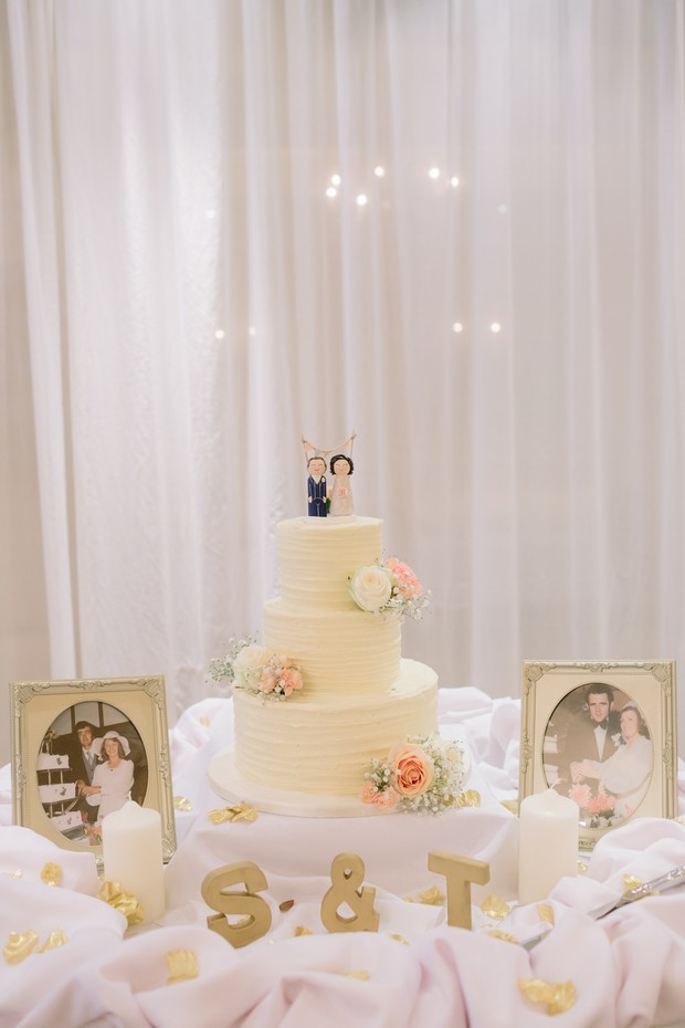 30-Wedding-Cake-Display-Table-Ideas-Family-Wedding-Photos