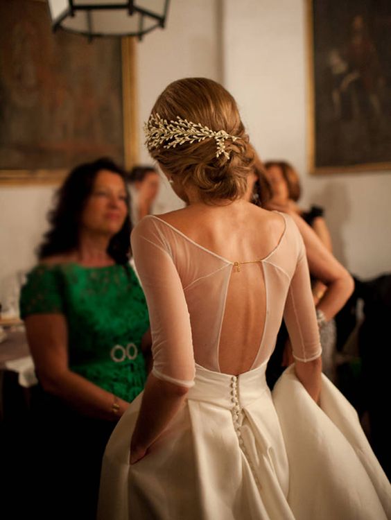 Swoon-Worthy-Wedding-Dress-Details-Sheer-Back-Gold-Chain