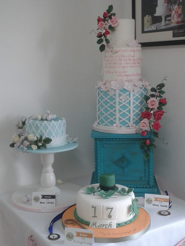 cake-rise-flower-adorned-wedding-cake