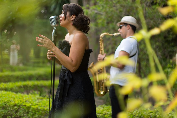 16-Jazz-Band-Wedding-Saxaphone-Singer-Spain-weddingosnline
