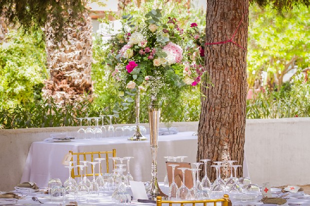 12-fresh-outdoor-wedding-decor-oversized-flowers-weddingsonline