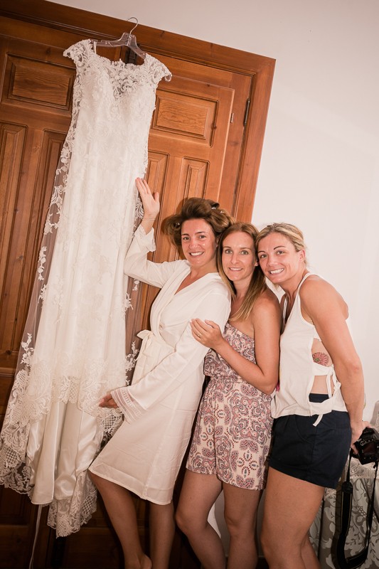 19-fun-bride-bridesmaids-photos-wedding-dress-weddingsonline