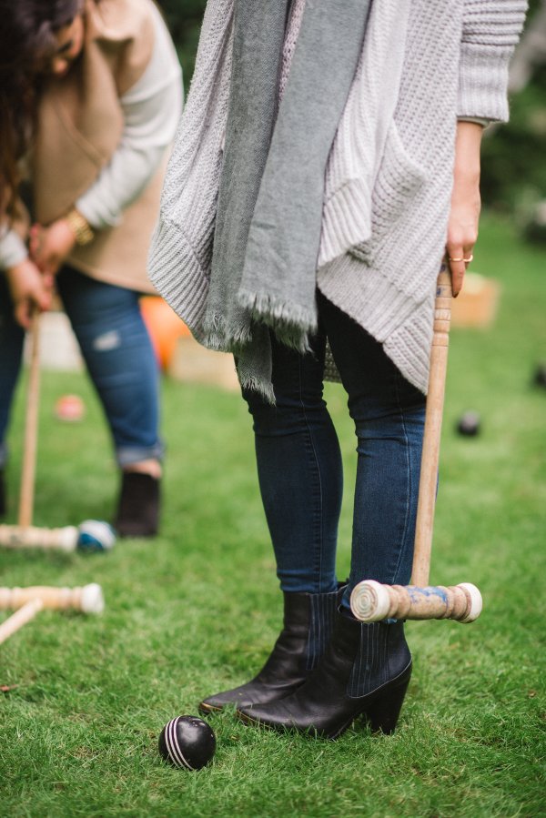 croquet-wedding-guests-playing-lawn-games