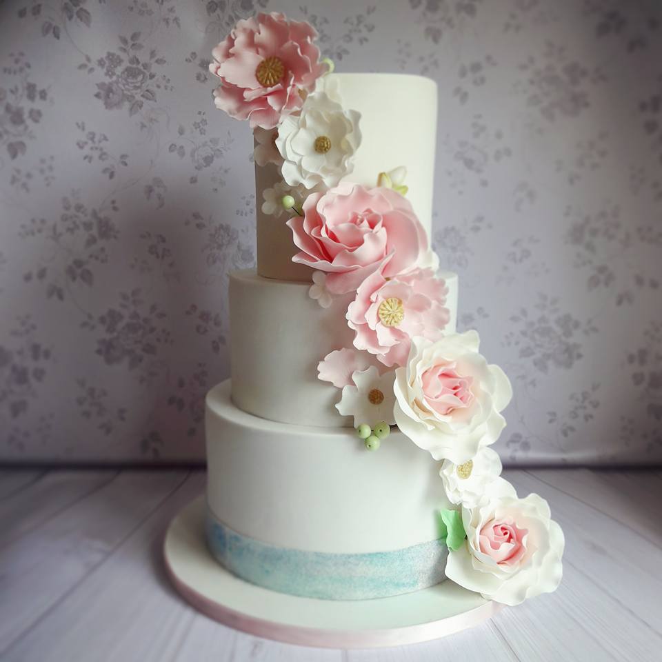 pretty-romantic-modern-wedding-cakes-ireland-victorias-heavenly