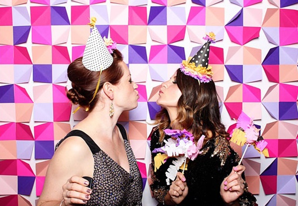 wedding-photo-booth-backdrop-ideas-colourful-geometric-paper