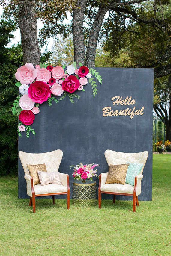 wedding-photobooth-backdrop-ideas-chalkboard-paper-flowers