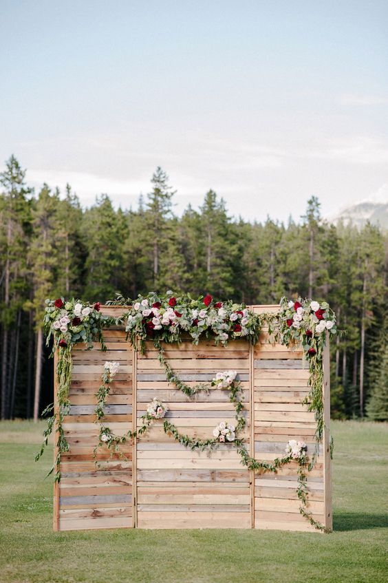 wedding-photobooth-backdrop-ideas-crate-flower-garlands