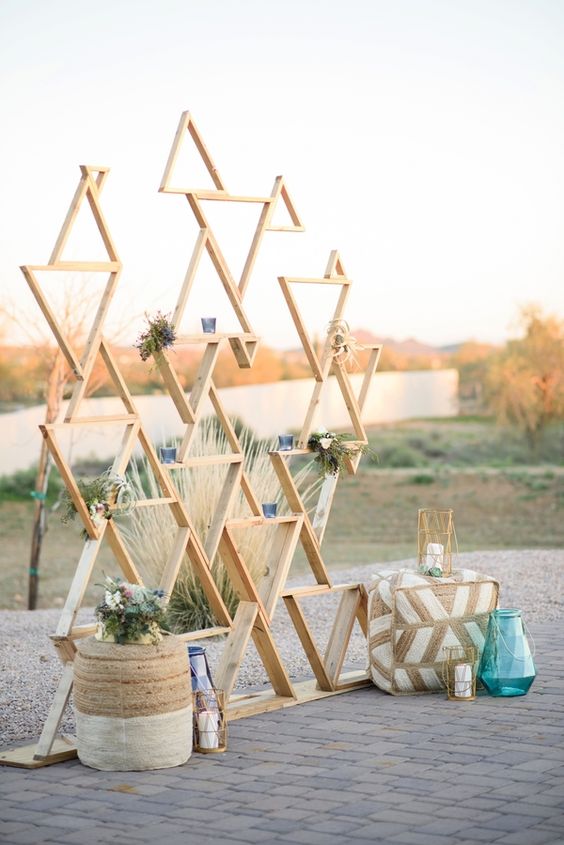 wedding-photobooth-backdrop-ideas-modern-geometric-wooden