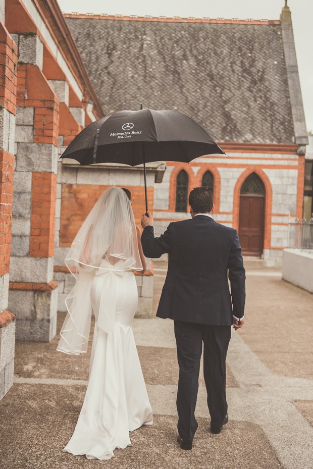 26-rain-wedding-day-wedding-photo-umbrella-weddingsonline
