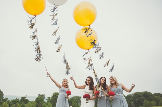 29-bride-bridesmaids-giant-balloons-yellow-grey-wedding-weddingsonline (1)