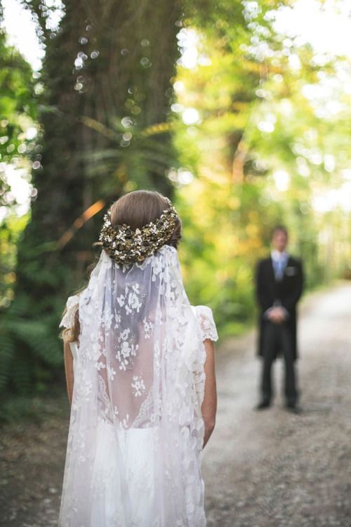enchanted-forest-wedding-lace-bridal-veil-fresh-flowers