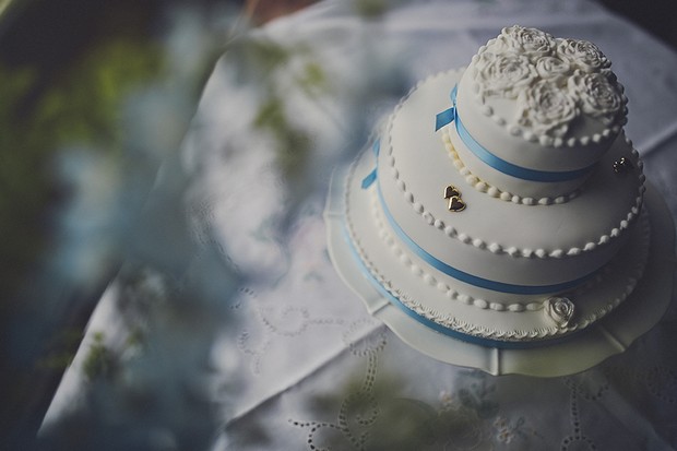 11-vintage-style-wedding-cake-blue-white-gold-weddingsonline