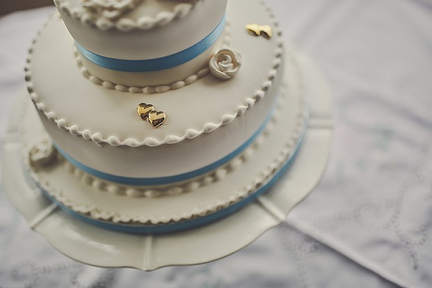 9-Vontage-White-Blue-Gold-Wedding-Cake-weddingsonline