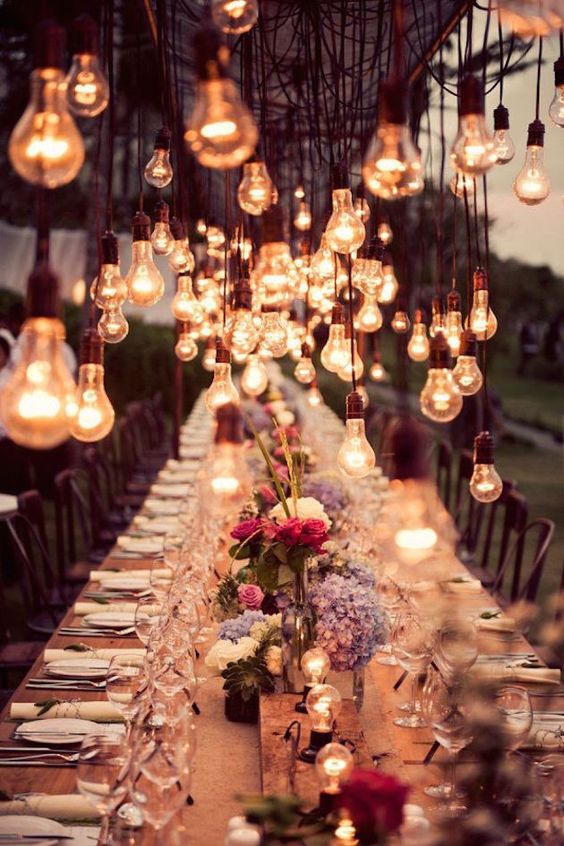 Wedding-lighting-edison-bulbs-banquet-table