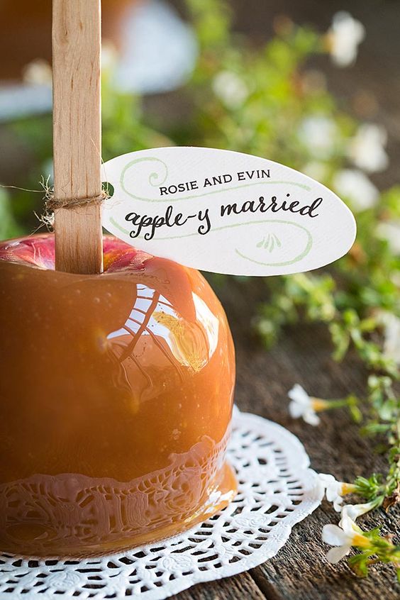 autumn-wedding-ideas-food-toffee-apples